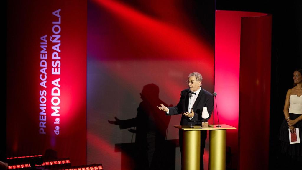 El diseñador gallego dando su discurso de agradecimiento.