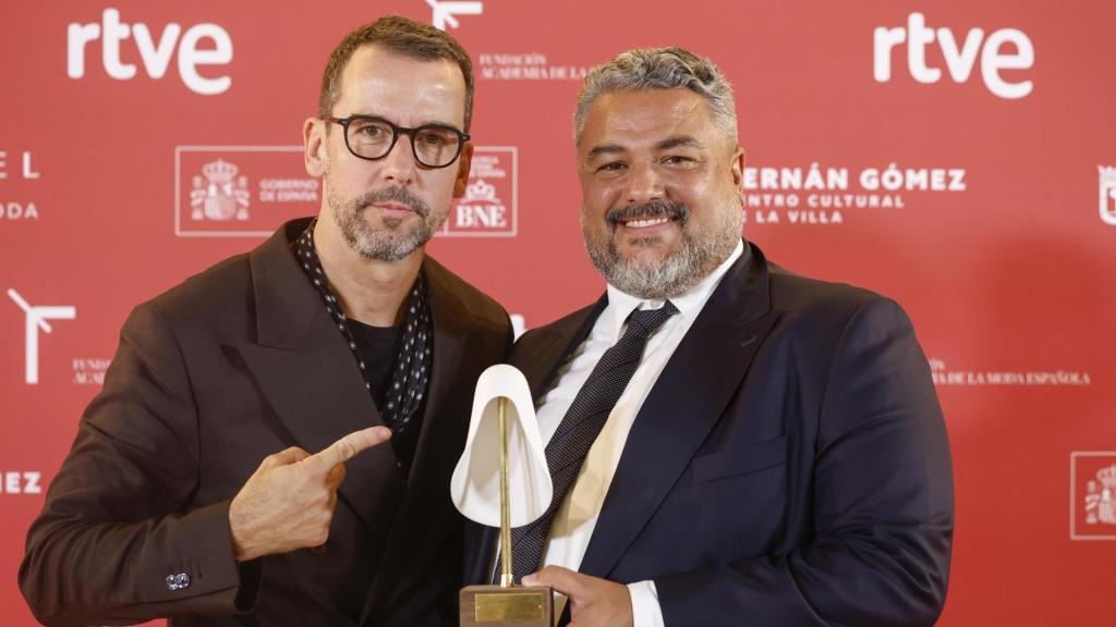 Los directores creativos de la marca, Álex Miralles y Nacho Aguayo, posando con el galardón.