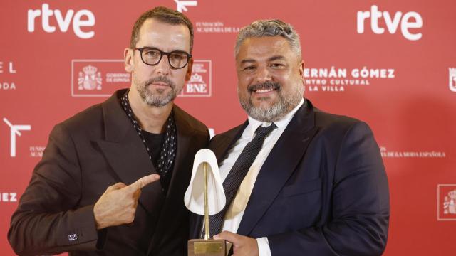 Los directores creativos de la marca, Álex Miralles y Nacho Aguayo, posando con el galardón.