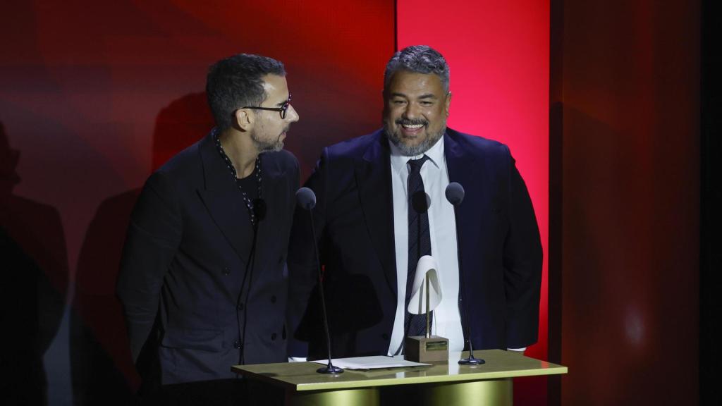 Álex Miralles y Nacho Aguayo en el escenario durante la recogida del premio.