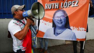 Manifestantes exigen la liberación de la activista Ruth López en El Salvador.