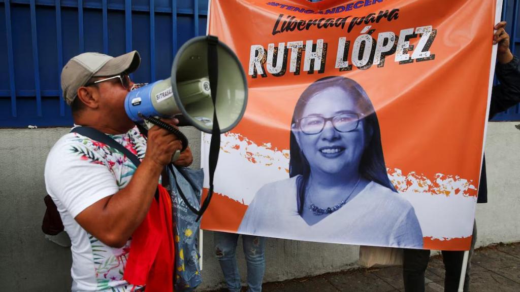 Manifestantes exigen la liberación de la activista Ruth López en El Salvador.