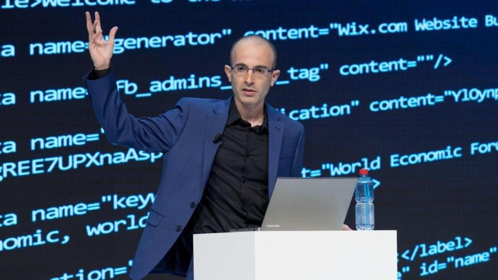 Yuval Noah Harari se muestra preocupado por el futuro durante una conferencia.