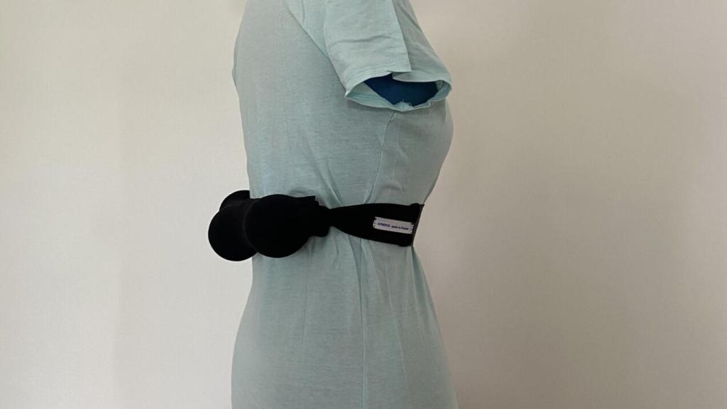 El cinturón Apnepoz en un maniquí.