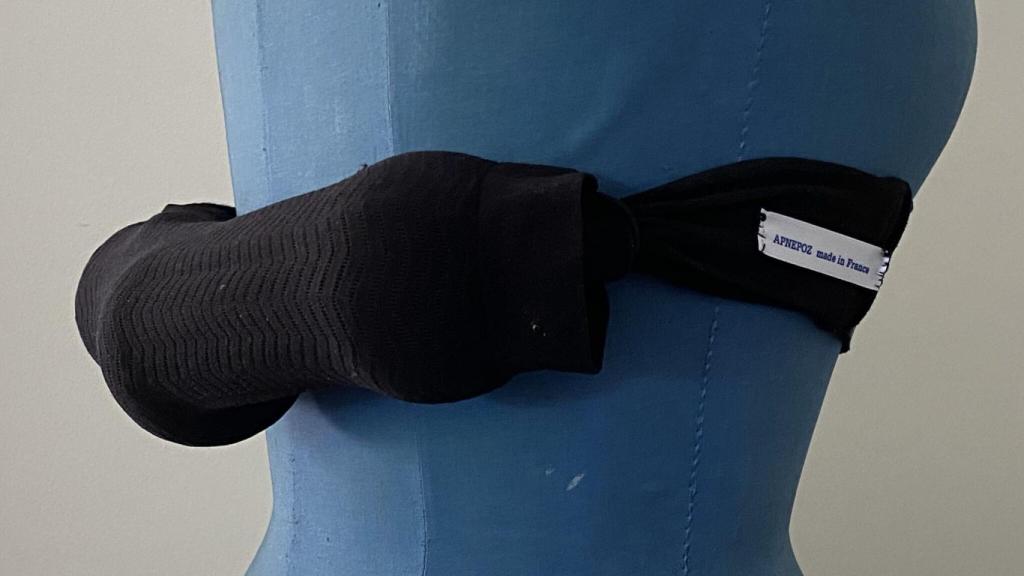 El cinturón Apnepoz en un maniquí.