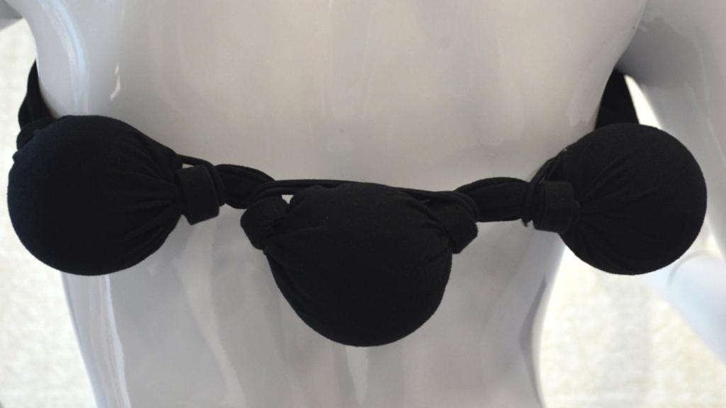 El cinturón Apnepoz en un maniquí.