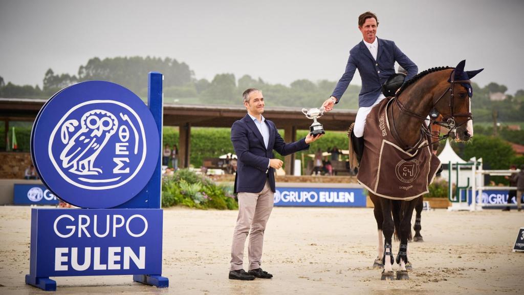 Eduardo Álvarez Aznar recibiendo el premio.