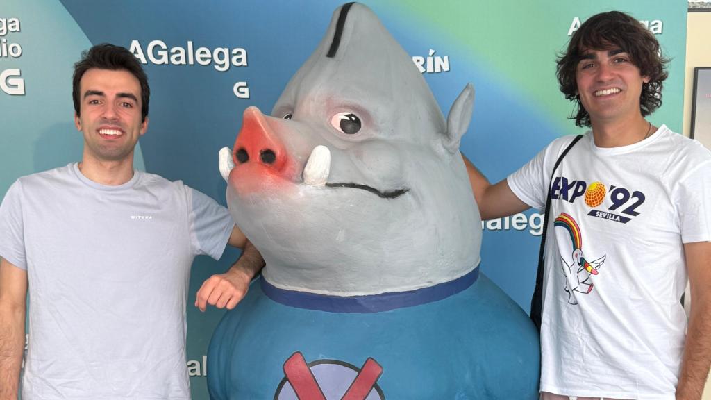 Borjamina y Bruno con la nueva mascota del programa 'A Superfesta'.