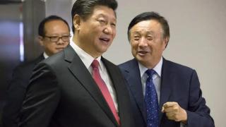 Ren Zhengfei, fundador y director ejecutivo de Huawei, con sede en Shenzhen, con el presidente de China, Xi Jinping