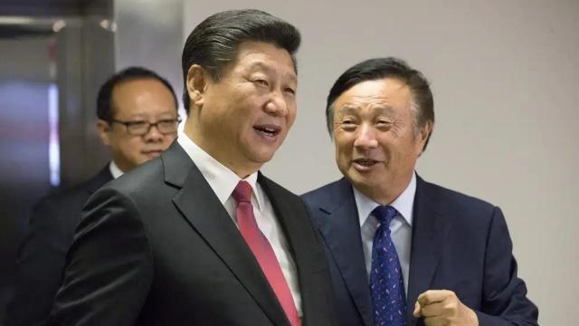 Ren Zhengfei, fundador y director ejecutivo de Huawei, con sede en Shenzhen, con el presidente de China, Xi Jinping