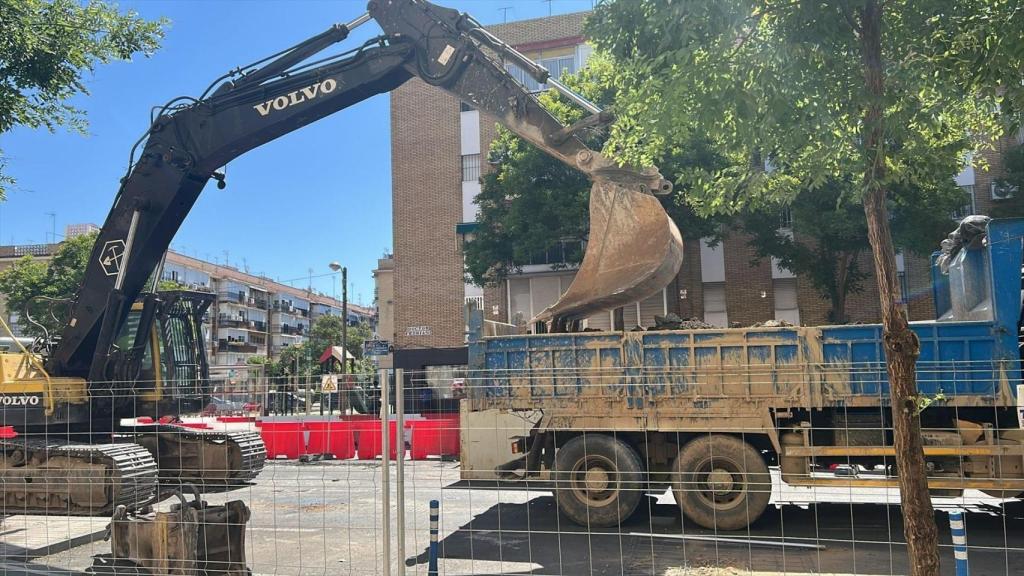 Obras de la Línea 3 de Metro de Sevilla en la Avenida Doctor Fedriani.