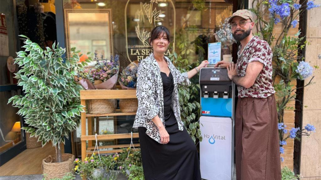 Marta, Marcell y una de las fuentes instaladas en la calle Torrecilla de Valladolid.