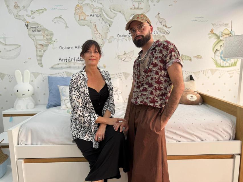 Los dos miembos de la asociación en la tienda de Marta