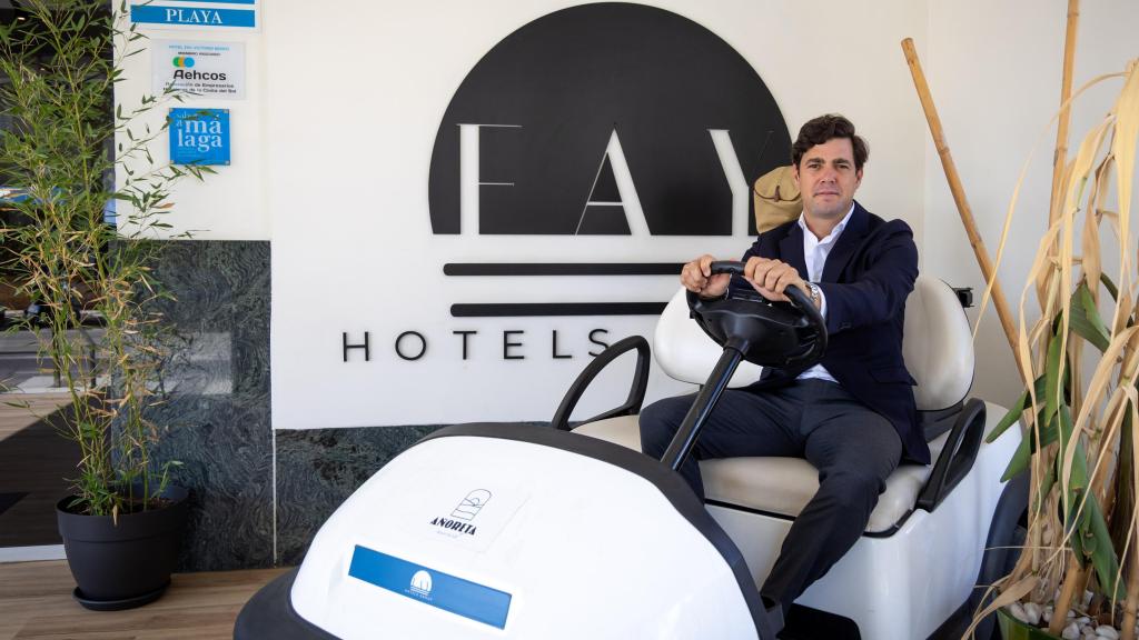 Ángel Acha, subido a un carrito de golf.