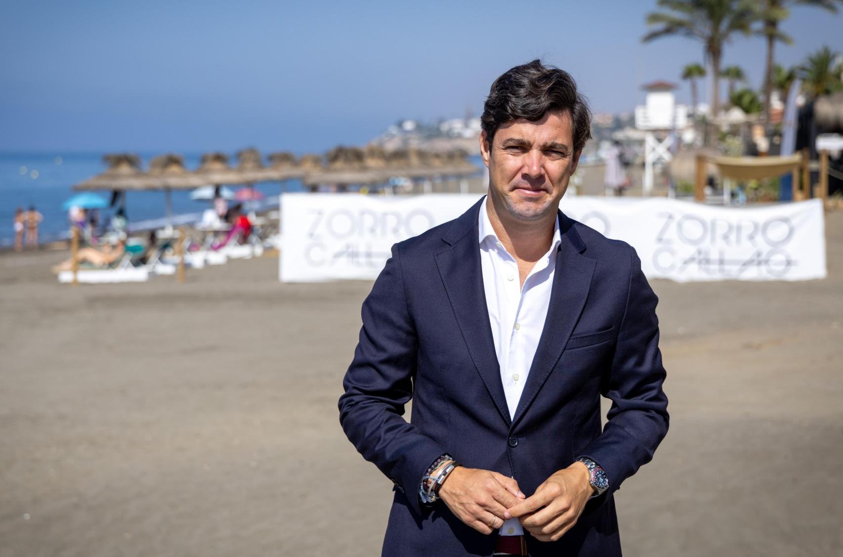 Ángel Acha posa en la playa.