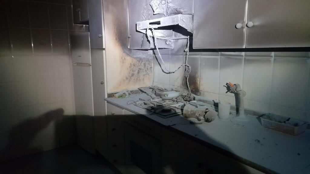 Trasladadas tres personas  en Bergondo (A Coruña) por inhalación de humo tras incendiarse su cocina