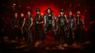 El guitarrista de Mago de Oz interrumpe el concierto en Asturias para insultar a Pedro Sánchez: Me cago en tus m...