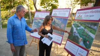 El alcalde de Sevilla, José Luis Sanz, presenta los nuevos parques infantiles de la ciudad.