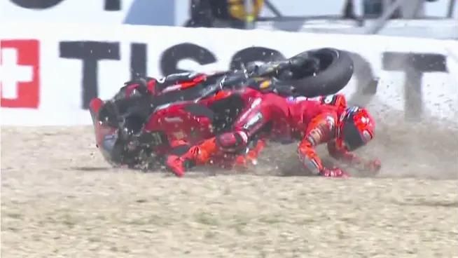Marc Márquez se va al suelo cuando trataba de arrebatarle la pole a ...