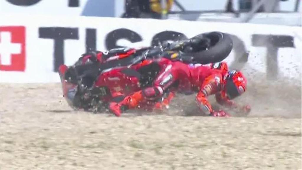 Momento de la caída de Marc Márquez en la curva 13 del circuito de Brno.