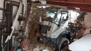 Un camión se empotra contra el muro de un pazo en Bergondo (A Coruña)