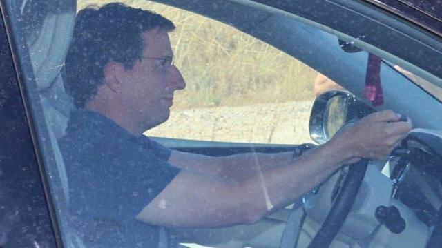 José Luis Martínez-Almeida llega a la finca de la familia Urquijo, donde se ha celebrado el bautizo de su hijo Lucas.