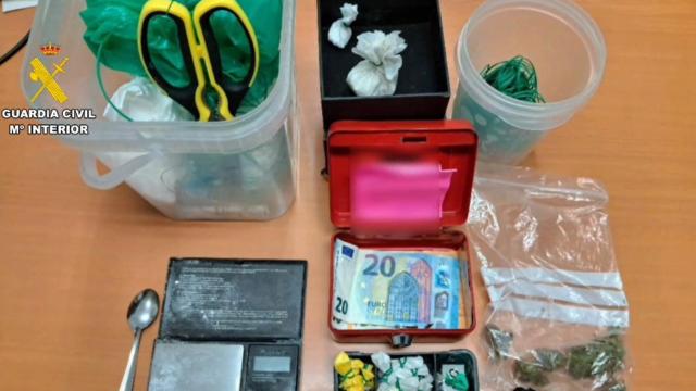 Objetos incautados en el bar de Fraga.