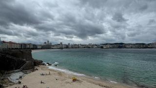Día nublado en A Coruña y aviso por temporal costero