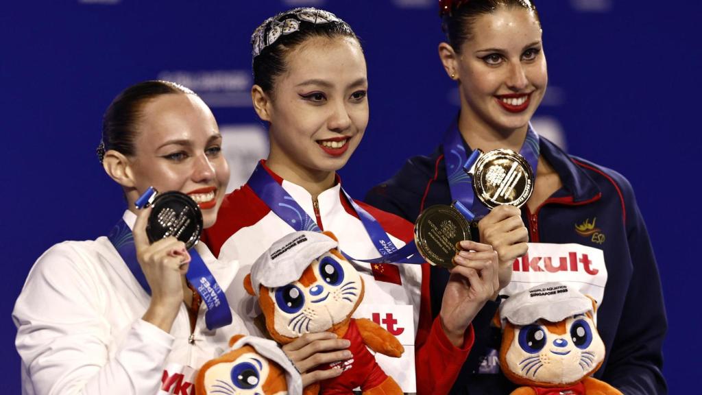 Iris Tió, a la derecha, con su bronce en el Mundial de Singapur 2025