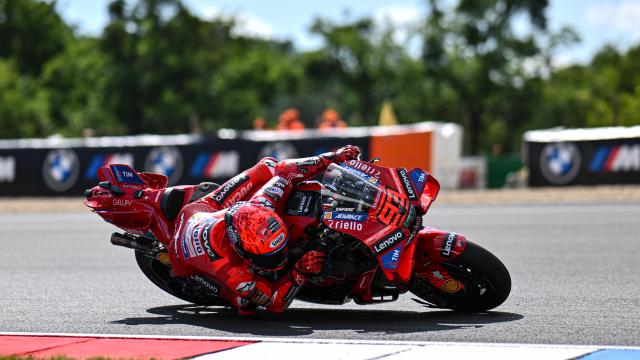 Marc Márquez traza un viraje con su Ducati Desmosedici GP25, en la carrera al sprint, en el circuito de Brno.