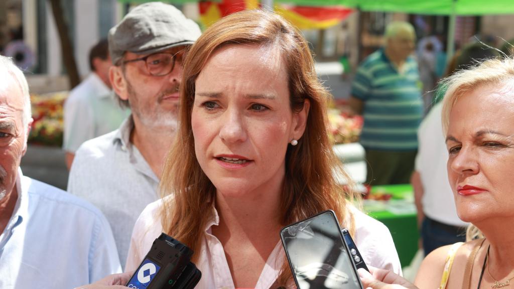 La portavoz de Vox en la Asamblea de Madrid y portavoz nacional, Isabel Pérez, asiste a una mesa informativa colocada en la plaza de Sagasta, y participa en un encuentro con afiliados y simpatizantes.