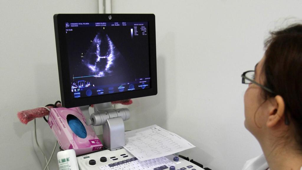 Una doctora ¡ realiza una ecografía en la consulta de Alta Resolución el Centro de Especialidades de Los Santos-Pilarica