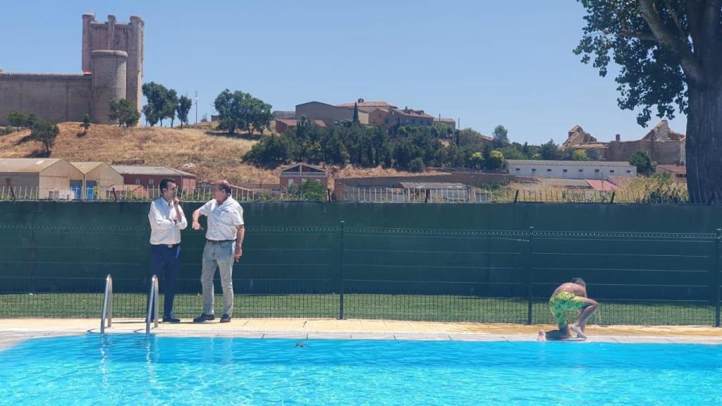 David Esteban junto al alcalde de Torrelobatón en las piscinas del municipio