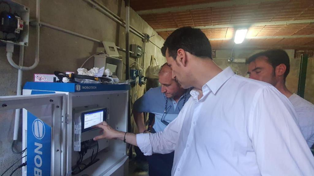 El diputado comprobando los sensores