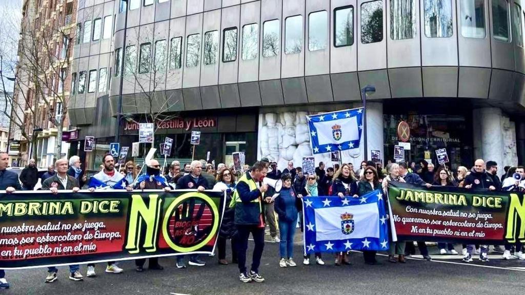 Asociación Biogás Así No – Jambrina Lucha, durante una manifestación a las puertas de la Delegación Territorial de la Junta en Zamora