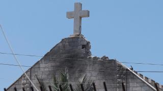 Imágenes de la iglesia de la Sagrada Familia de Gaza tras ser atacada por Israel.