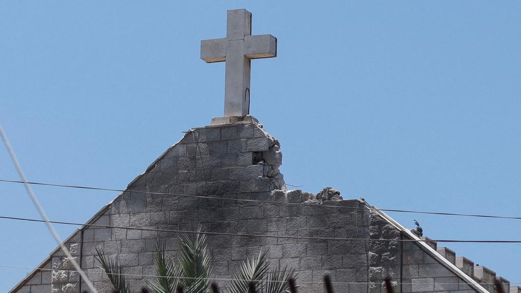 Imágenes de la iglesia de la Sagrada Familia de Gaza tras ser atacada por Israel.