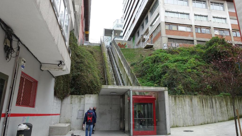 Ascensor vertical que conecta Menéndez Pelayo con Camelias