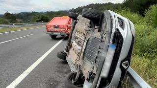 Herida una mujer tras volcar su vehículo en la A-6 a su paso por Abegondo (A Coruña)