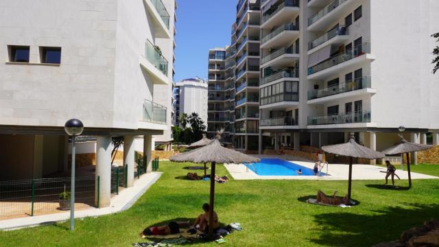 La piscina de la urbanización Residencial Cala Alta de Villajoyosa, donde encontraron el cuerpo.