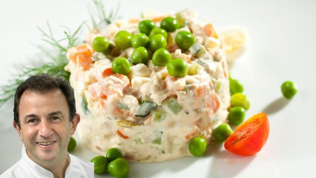 Martín Berasategui y una ensaladilla rusa en un montaje de Cocinillas