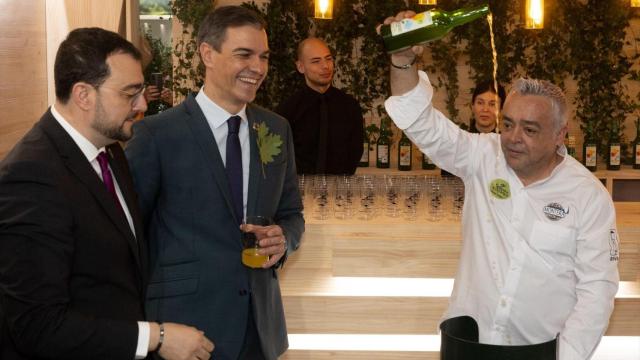 Adrián Barbón, presidente socialista de Asturias, toma unas sidras con Pedro sánchez en el pabellón asturiano de Fitur 2025.