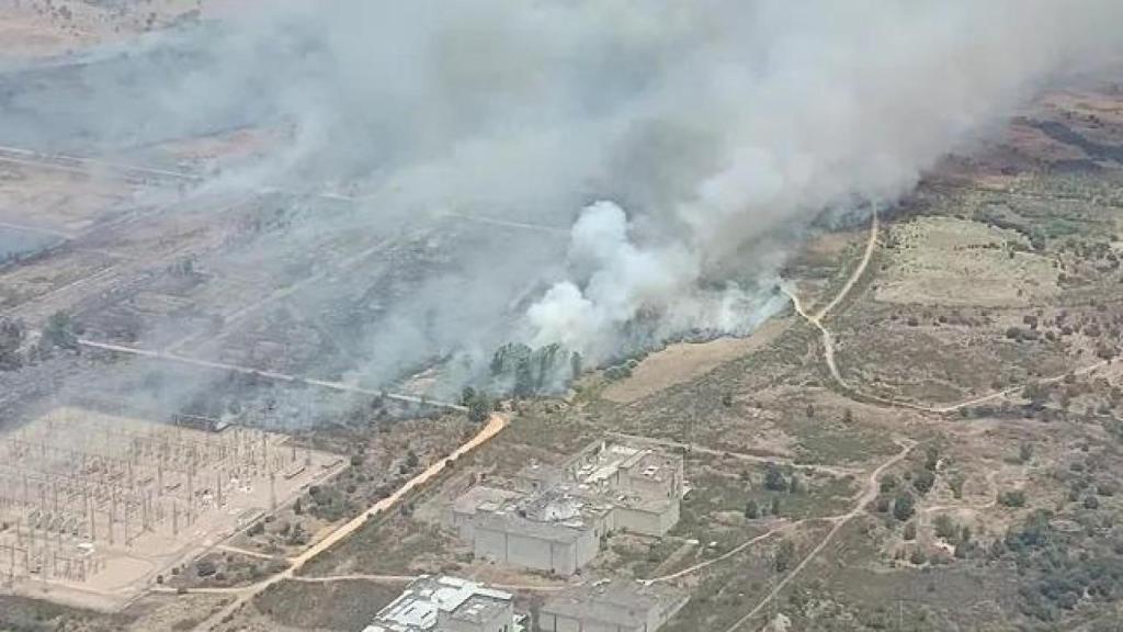 Imagen aérea de las primeras horas del incendio en Valdecaballeros (Badajoz).