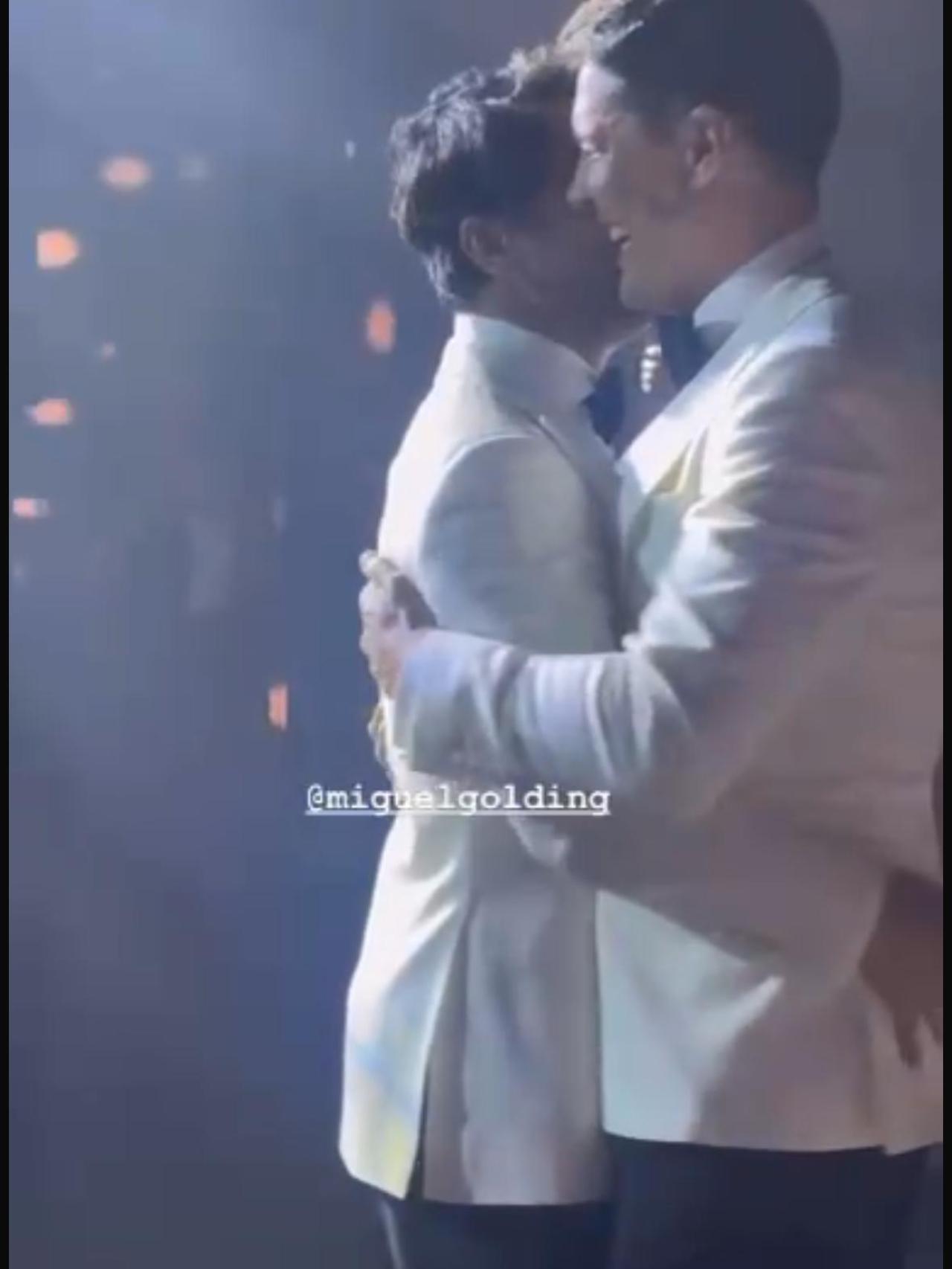 La feliz pareja durante el baile nupcial.