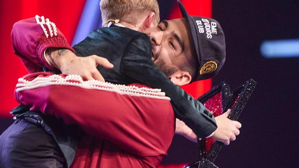 Lucas Paulano abrazando a Manuel Turizo tras ganar 'La Voz Kids'.