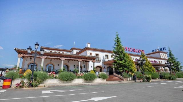 El Mesón los Rosales se levanta en el kilómetro 175 de la autovía A-3.