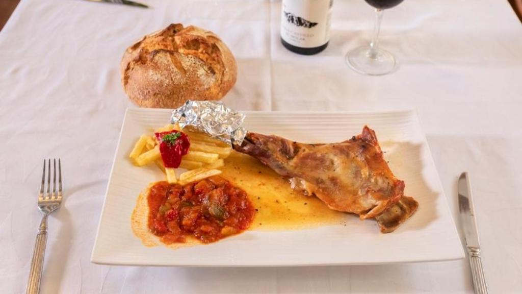 Chivatillo asado con guarnición.