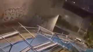 Un andamio tirado en la calle Antonio Ríos