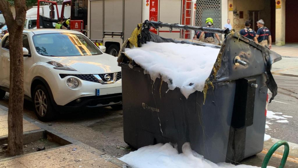 Los bomberos, este domingo, con el contenedor.