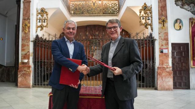 El alcalde de Sevilla, José Luis Sanz, junto al párroco Miguel Ángel Núñez Aguilera.